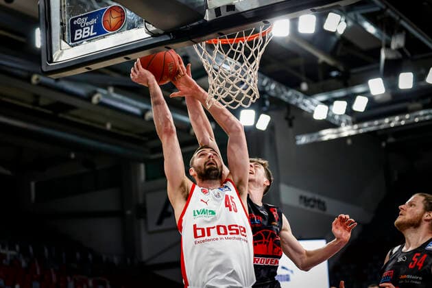 left David Kravish Brose Bamberg, 45 right 08 Alen Pjanic JobStairs Giessen 46ers Brose Bamberg JobStairs Giessen 46ers Giessen easyCredit BBL Basketball Bundesliga Basketball Season 2020 21 33 Matchday, 04 05 2021 Bamberg, Brose Arena Copyright: DanielxLöb