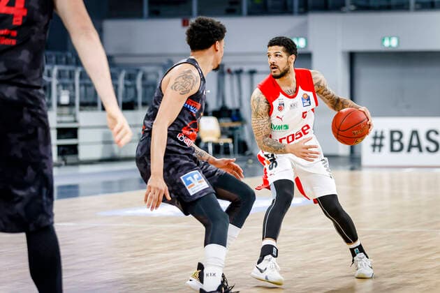 right Tyler Larson Brose Bamberg, 55 Brose Bamberg JobStairs Giessen 46ers Giessen easyCredit BBL Basketball Bundesliga Basketball Season 2020 21 33 Matchday, 04 05 2021 Bamberg, Brose Arena Copyright: DanielxLöb