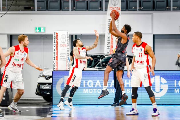 2 v r 02 Isaac Hamilton JobStairs Giessen 46ers 2 v l Tyler Larson Brose Bamberg, 55 left Christian Sengfelder Brose Bamberg, 43 right Devon Hall Brose Bamberg, 22 Brose Bamberg JobStairs Giessen 46ers Giessen easyCredit BBL Basketball Bundesliga Basketball Season 2020 21 33 Matchday, 04 05 2021 Bamberg, Brose Arena Copyright: DanielxLöb