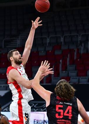 BAMBERG 04 05 2021 Basketball easycredit 1 Basketball Bundesliga 33 matchday Brose Bamberg vs Giessen 46ers David Kravish 45, Brose Bamberg throws against John Bryant 54, Giessen 46ers photo Hans Martin Issler isslerimages Brose Bamberg vs Giessen 46ers
