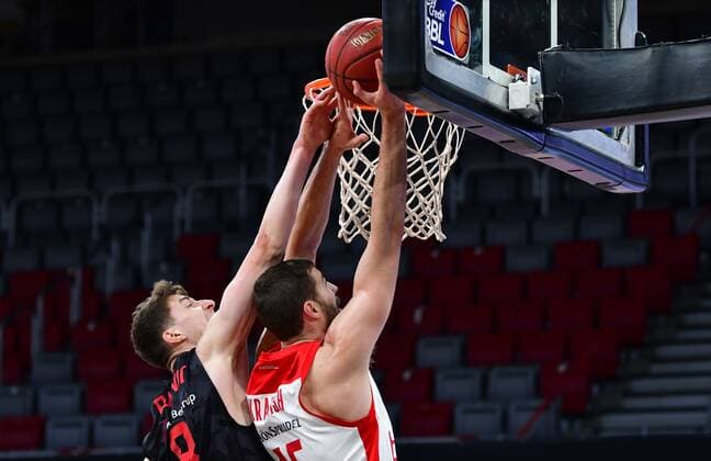 BAMBERG 04 05 2021 Basketball easycredit 1 Basketball Bundesliga 33 Matchday Brose Bamberg vs Giessen 46ers David Kravish 45, Brose Bamberg with a basket against Alen Pjanic 8, Giessen 46ers photo Hans Martin Issler isslerimages Brose Bamberg vs Giessen 46ers