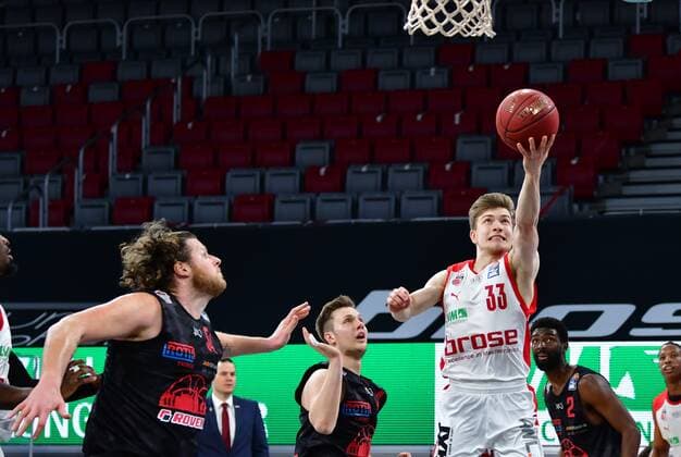 BAMBERG 04 05 2021 Basketball easycredit 1 Basketball Bundesliga 33 Matchday Brose Bamberg vs Giessen 46ers Bennet Hundt 33, Brose Bamberg with a basket against Bjarne Kraushaar 4, Giessen 46ers and John Bryant 54, Giessen 46ers Photo Hans Martin Issler isslerimages Brose Bamberg vs Giessen 46ers