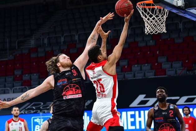 BAMBERG 04 05 2021 Basketball easycredit 1 Basketball Bundesliga 33 Matchday Brose Bamberg vs Giessen 46ers Kenneth Ogbe 25, Brose Bamberg with a basket against John Bryant 54, Giessen 46ers Photo Hans Martin Issler isslerimages Brose Bamberg vs Giessen 46ers