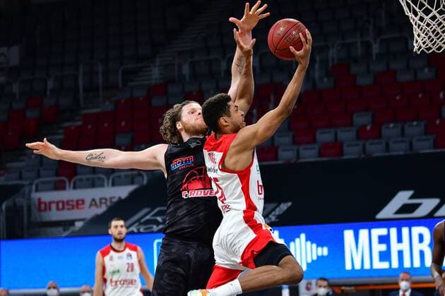 BAMBERG 04 05 2021 Basketball easycredit 1 Basketball Bundesliga 33 Matchday Brose Bamberg vs Giessen 46ers Kenneth Ogbe 25, Brose Bamberg with a basket against John Bryant 54, Giessen 46ers Photo Hans Martin Issler isslerimages Brose Bamberg vs Giessen 46ers