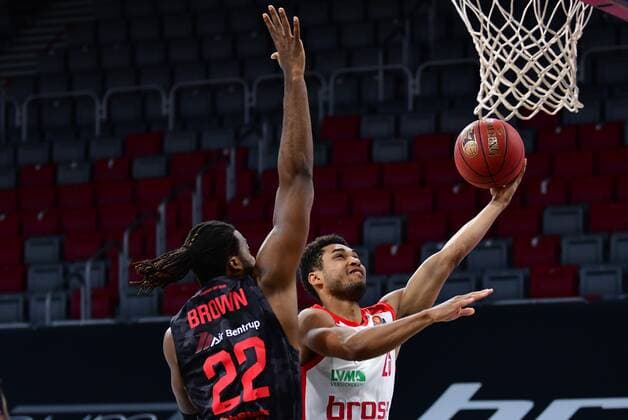 BAMBERG 04 05 2021 Basketball easycredit 1 Basketball Bundesliga 33 Matchday Brose Bamberg vs Giessen 46ers Kenneth Ogbe 25, Brose Bamberg with a basket against Chad Brown 22, Giessen 46ers Photo Hans Martin Issler isslerimages Brose Bamberg vs Giessen 46ers