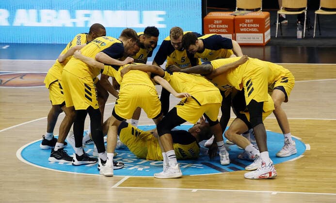 Team circle swear in before the start of the game Ritual Sports Basketball BBL Bundesliga Mens Season 2020 2021 04 05 2021 ALBA Berlin vs MHP Riesen Ludwigsburg