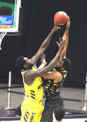 Jean Marc Christ Koumadje, Jamel McLean action game scene duel sports basketball BBL Bundesliga men season 2020 2021 04 05 2021 ALBA Berlin vs MHP Riesen Ludwigsburg