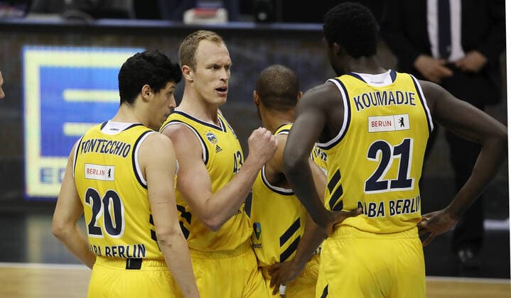 Simone Fontecchio, Luke Sikma cheering on, Jayson Granger, Jean Marc Christ Koumadje Sports Basketball BBL Bundesliga Men Season 2020 2021 04 05 2021 ALBA Berlin vs MHP Riesen Ludwigsburg