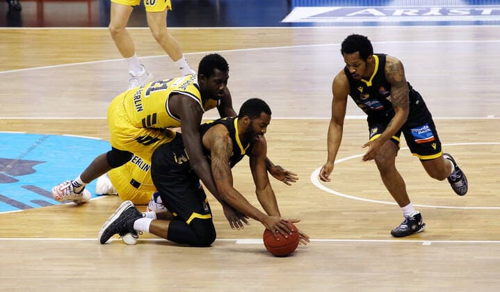 Jean Marc Christ Koumadje, Jamel McLean, Barry Brown jr action game scene duel sports basketball BBL Bundesliga men season 2020 2021 04 05 2021 ALBA Berlin vs MHP Riesen Ludwigsburg