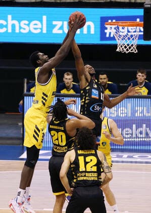 Jean Marc Christ Koumadje, Yorman Polas Bartolo action game scene duel sports basketball BBL Bundesliga men season 2020 2021 04 05 2021 ALBA Berlin vs MHP Riesen Ludwigsburg