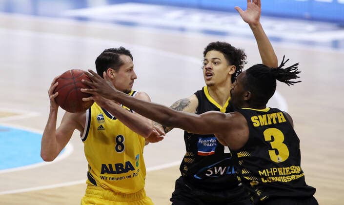 Marcus Eriksson, Jonah Radebaugh, Jaleen Smith action game scene duel sports basketball BBL Bundesliga men season 2020 2021 04 05 2021 ALBA Berlin vs MHP Riesen Ludwigsburg