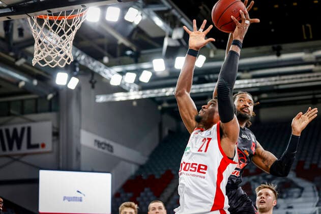left Shevon Thompson Brose Bamberg, 27 Brose Bamberg JobStairs Giessen 46ers Giessen easyCredit BBL Basketball Bundesliga Basketball Season 2020 21 33 Matchday, 04 05 2021 Bamberg, Brose Arena Copyright: DanielxLöb