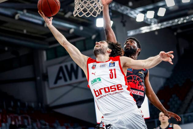 left Michele Vitali Brose Bamberg, 31 right 02 Isaac Hamilton JobStairs Giessen 46ers Brose Bamberg JobStairs Giessen 46ers Giessen easyCredit BBL Basketball Bundesliga Basketball Season 2020 21 33 Matchday, 04 05 2021 Bamberg, Brose Arena Copyright: DanielxLöb