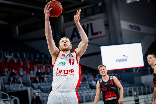 left Christian Sengfelder Brose Bamberg, 43 right 04 Bjarne Kraushaar JobStairs Giessen 46ers Brose Bamberg JobStairs Giessen 46ers Giessen easyCredit BBL Basketball Bundesliga Basketball Season 2020 21 33 Matchday, 04 05 2021 Bamberg, Brose Arena Copyright: DanielxLöb