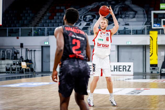 right Christian Sengfelder Brose Bamberg, 43 left 02 Isaac Hamilton JobStairs Giessen 46ers Brose Bamberg JobStairs Giessen 46ers Giessen easyCredit BBL Basketball Bundesliga Basketball Season 2020 21 33 Matchday, 04 05 2021 Bamberg, Brose Arena Copyright: DanielxLöb