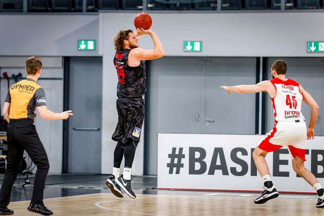 left 54 John Bryant JobStairs Giessen 46ers right David Kravish Brose Bamberg, 45 Brose Bamberg JobStairs Giessen 46ers Giessen easyCredit BBL Basketball Bundesliga Basketball Season 2020 21 33 Matchday, 04 05 2021 Bamberg, Brose Arena Copyright: DanielxLöb