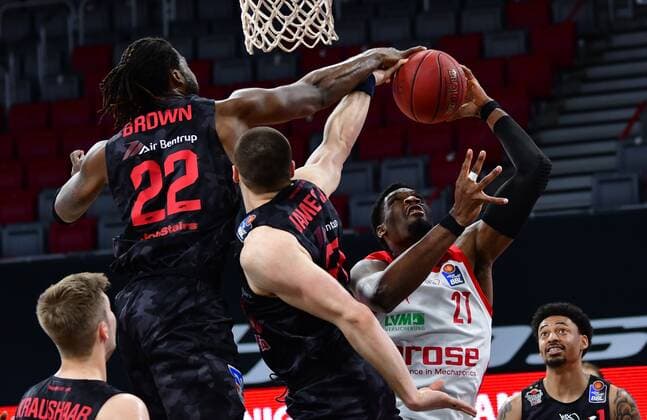 BAMBERG 04 05 2021 Basketball easycredit 1 Basketball Bundesliga 33 matchday Brose Bamberg vs Giessen 46ers Chad Brown 22, Giessen 46ers and Scottie James Jr 1, Giessen 46ers prevent Shevon Thompson 27, Brose Bamberg from throwing Photo Hans Martin Issler isslerimages Brose Bamberg vs Giessen 46ers
