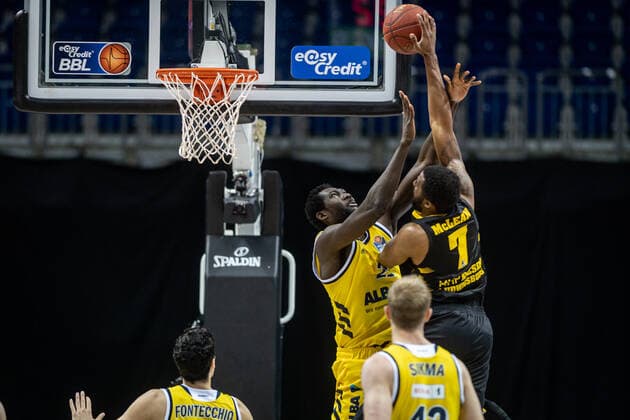 Basketball Berlin 04 05 2021 1 Bundesliga easyCredit BBL BBL Season 2020 2021 Alba Berlin MHP RIESEN Ludwigsburg Jamel McLean Ludwigsburg, No 07 Christ Koumadje Alba Berlin, No 21