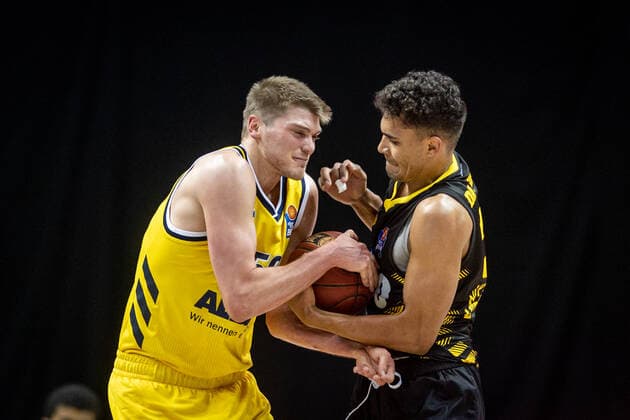 Basketball Berlin 04 05 2021 1 Bundesliga easyCredit BBL BBL Season 2020 2021 Alba Berlin MHP RIESEN Ludwigsburg Ben Lammers Alba Berlin, No 50 Oscar da Silva Ludwigsburg, No 30