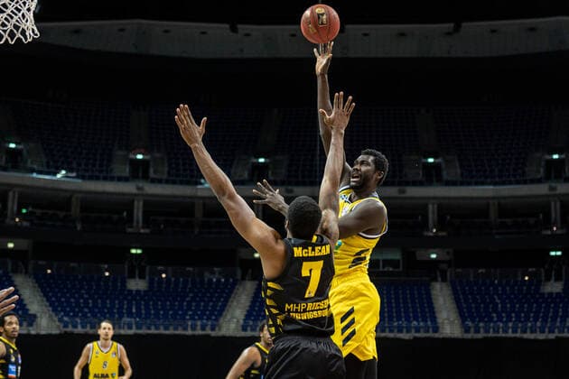 Basketball Berlin 04 05 2021 1 Bundesliga easyCredit BBL BBL Season 2020 2021 Alba Berlin MHP RIESEN Ludwigsburg Christ Koumadje Alba Berlin, No 21 Jamel McLean Ludwigsburg, No 07