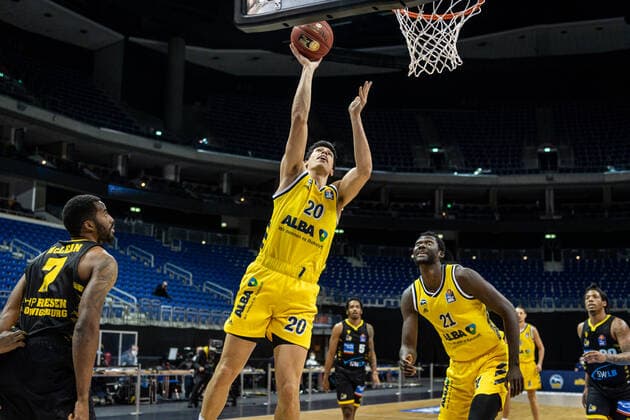 Basketball Berlin 04 05 2021 1 Bundesliga easyCredit BBL BBL Season 2020 2021 Alba Berlin MHP RIESEN Ludwigsburg Simone Fontecchio Alba Berlin, No 20 Christ Koumadje Alba Berlin, No 21
