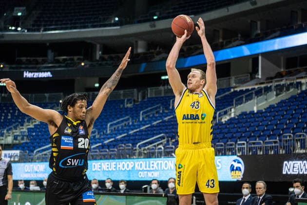 Basketball Berlin 04 05 2021 1 Bundesliga easyCredit BBL BBL Season 2020 2021 Alba Berlin MHP RIESEN Ludwigsburg Luke Sikma Alba Berlin, No 43 Desi Rodriguez Ludwigsburg, No 20