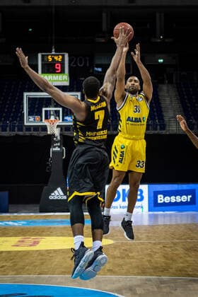 Basketball Berlin 04 05 2021 1 Bundesliga easyCredit BBL BBL Season 2020 2021 Alba Berlin MHP RIESEN Ludwigsburg Jayson Granger Alba Berlin, No 33 Jamel McLean Ludwigsburg, No 07