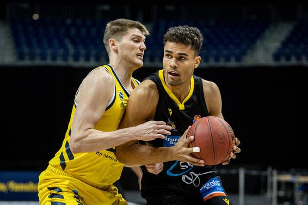 Basketball Berlin 04 05 2021 1 Bundesliga easyCredit BBL BBL Season 2020 2021 Alba Berlin MHP RIESEN Ludwigsburg Oscar da Silva Ludwigsburg, No 30 Ben Lammers Alba Berlin, No 50