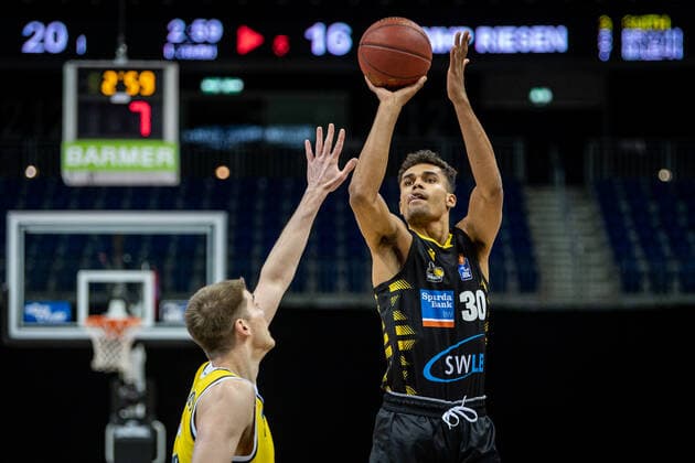 Basketball Berlin 04 05 2021 1 Bundesliga easyCredit BBL BBL Season 2020 2021 Alba Berlin MHP RIESEN Ludwigsburg Oscar da Silva Ludwigsburg, No 30 Ben Lammers Alba Berlin, No 50