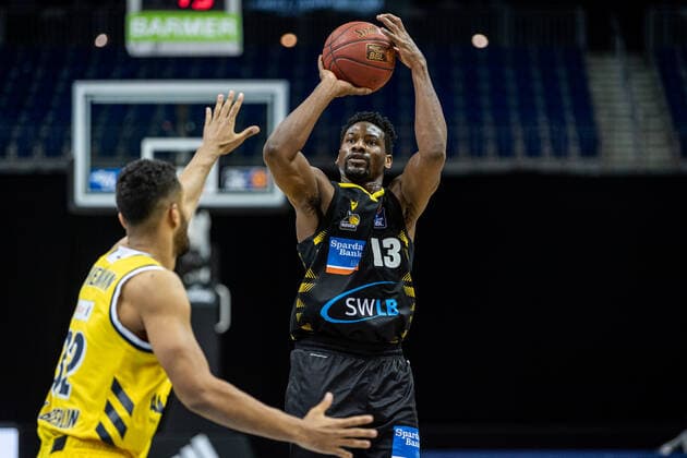 Basketball Berlin 04 05 2021 1 Bundesliga easyCredit BBL BBL Season 2020 2021 Alba Berlin MHP RIESEN Ludwigsburg Yorman Polas Bartolo Ludwigsburg, No 13 Johannes Thiemann Alba Berlin, No 32