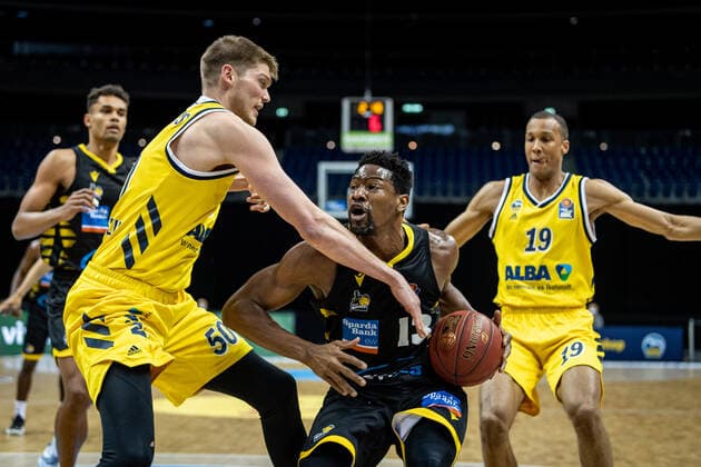 Basketball Berlin 04 05 2021 1 Bundesliga easyCredit BBL BBL Season 2020 2021 Alba Berlin MHP RIESEN Ludwigsburg Yorman Polas Bartolo Ludwigsburg, No 13 Ben Lammers Alba Berlin, No 50