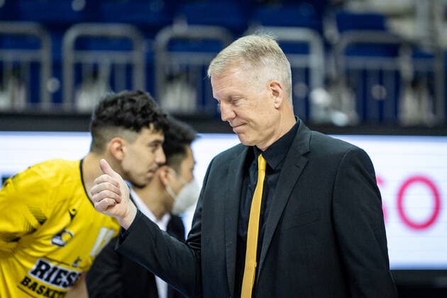 Basketball Berlin 04 05 2021 1 Bundesliga easyCredit BBL BBL Season 2020 2021 Alba Berlin MHP RIESEN Ludwigsburg John Patrick Ludwigsburg, Coach Cheers
