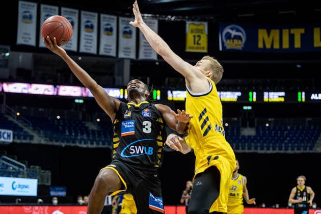 Basketball Berlin 04 05 2021 1 Bundesliga easyCredit BBL BBL Season 2020 2021 Alba Berlin MHP RIESEN Ludwigsburg Jaleen Smith Ludwigsburg, No 03 Niels Giffey Alba Berlin, No 05