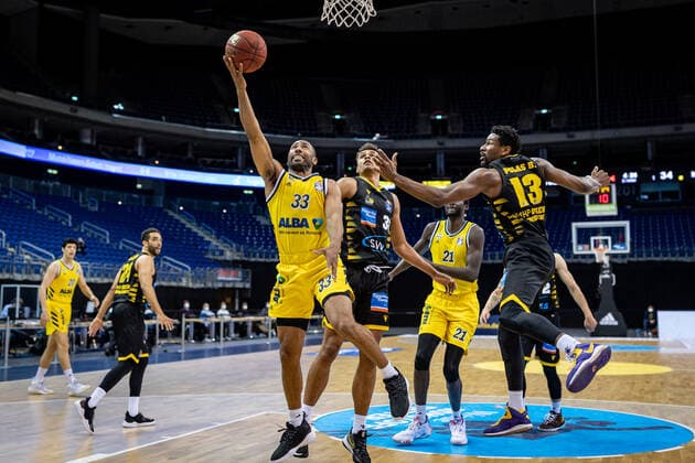 Basketball Berlin 04 05 2021 1 Bundesliga easyCredit BBL BBL Season 2020 2021 Alba Berlin MHP RIESEN Ludwigsburg Jayson Granger Alba Berlin, No 33 Yorman Polas Bartolo Ludwigsburg, No 13 Oscar da Silva Ludwigsburg, No 30