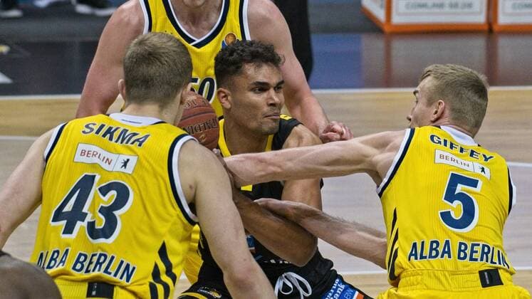 f l Luke Sikma Alba 43, Oscar da Silva Ludwigsburg 30, Niels Giffey Alba 5, 04 05 2021, BBL, Alba Berlin vs MHP RIESEN Ludwigsburg, at Mercedes Benz Arena, GER, Berlin, 04 05 2021, BBL, Alba vs MHP RIESEN Ludwigsburg Berlin Copyright: xUwexKoch Eibner-Pressefotox EP_UKH