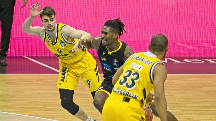 v l Jonas Mattisseck Alba 9, Jaleen Smith Ludwigsburg 3, 04 05 2021, BBL, Alba Berlin vs MHP RIESEN Ludwigsburg, at Mercedes Benz Arena, GER, Berlin, 04 05 2021, BBL, Alba vs MHP RIESEN Ludwigsburg Berlin Copyright: xUwexKoch Eibner-Pressefotox EP_UKH