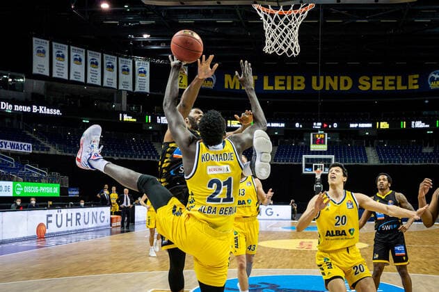 Basketball Berlin 04 05 2021 1 Bundesliga easyCredit BBL BBL Season 2020 2021 Alba Berlin MHP RIESEN Ludwigsburg Jamel McLean Ludwigsburg, No 07 Christ Koumadje Alba Berlin, No 21
