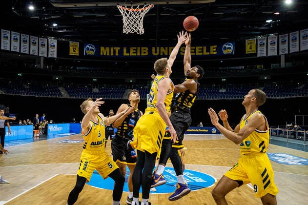 Basketball Berlin 04 05 2021 1 Bundesliga easyCredit BBL BBL Season 2020 2021 Alba Berlin MHP RIESEN Ludwigsburg Yorman Polas Bartolo Ludwigsburg, No 13 Ben Lammers Alba Berlin, No 50