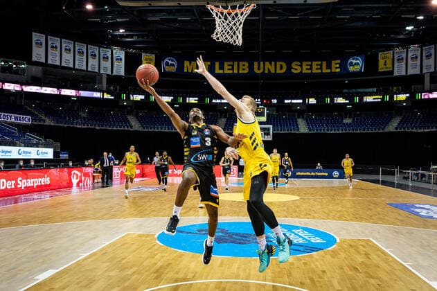 Basketball Berlin 04 05 2021 1 Bundesliga easyCredit BBL BBL Season 2020 2021 Alba Berlin MHP RIESEN Ludwigsburg Jaleen Smith Ludwigsburg, No 03 Niels Giffey Alba Berlin, No 05