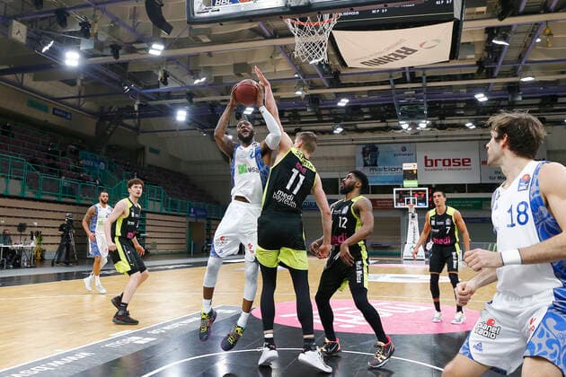 33 Matchday of the easyCredit BBL Basketball Bundesliga on 04 May 2021in the Oberfrankenhalle in Bayreuth Bavaria Germany Season 2020 2021 Medi Bayreuth vs Fraport Skyliners Frankfurt Andreas Seiferth Medi Bayreuth 11 center Kamari Murphy Fraport Skyliners Frankfurt 21 left