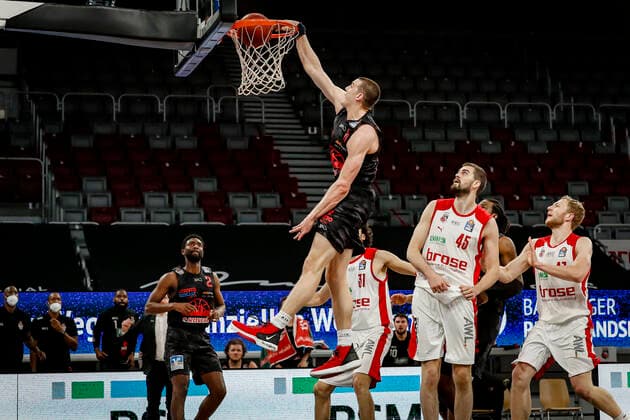 Dunking 31 Scottie James Jr JobStairs Giessen 46ers right David Kravish Brose Bamberg, 45 Brose Bamberg JobStairs Giessen 46ers Giessen easyCredit BBL Basketball Bundesliga Basketball Season 2020 21 33 Matchday, 04 05 2021 Bamberg, Brose Arena Copyright: DanielxLöb