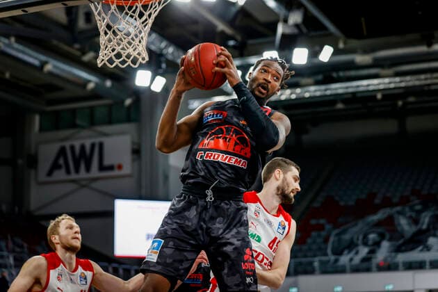 left C 22 Chad Brown JobStairs Giessen 46ers right David Kravish Brose Bamberg, 45 Brose Bamberg JobStairs Giessen 46ers Giessen easyCredit BBL Basketball Bundesliga Basketball Season 2020 21 33 Matchday, 04 05 2021 Bamberg, Brose Arena Copyright: DanielxLöb