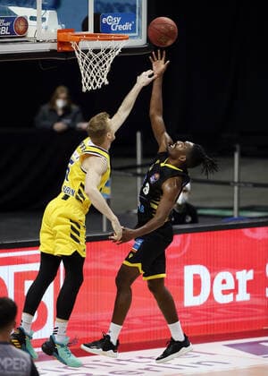 Niels Giffey, Jaleen Smith action game scene duel sports basketball BBL Bundesliga men season 2020 2021 04 05 2021 ALBA Berlin vs MHP Riesen Ludwigsburg