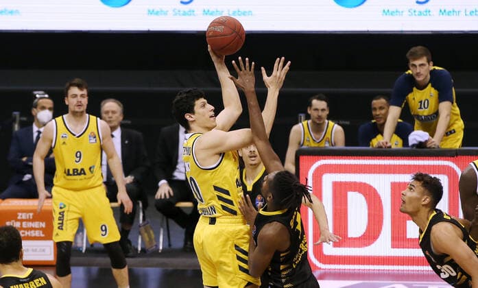 Simone Fontecchio, Jaleen Smith action game scene duel sports basketball BBL Bundesliga men season 2020 2021 04 05 2021 ALBA Berlin vs MHP Riesen Ludwigsburg