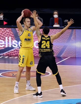 Luke Sikma, Andrew Warren action game scene duel sports basketball BBL Bundesliga men season 2020 2021 04 05 2021 ALBA Berlin vs MHP Riesen Ludwigsburg