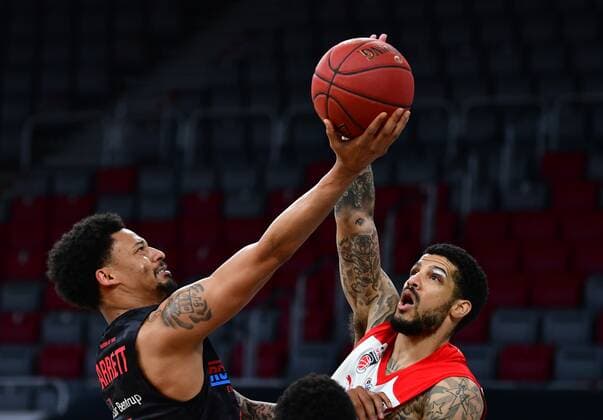 BAMBERG 04 05 2021 Basketball easycredit 1 Basketball Bundesliga 33 Matchday Brose Bamberg vs Giessen 46ers Diante Maurice Garrett 11, Giessen 46ers with a basket against Tyler Larson 55, Brose Bamberg photo Hans Martin Issler isslerimages Brose Bamberg vs Giessen 46ers