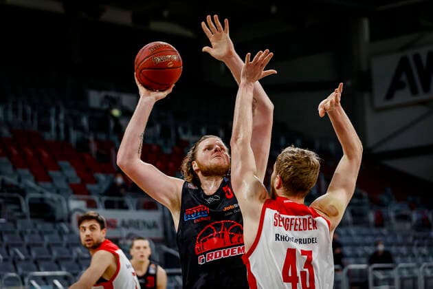 left 54 John Bryant JobStairs Giessen 46ers right Christian Sengfelder Brose Bamberg, 43 Brose Bamberg JobStairs Giessen 46ers Giessen easyCredit BBL Basketball Bundesliga Basketball Season 2020 21 33 Matchday, 04 05 2021 Bamberg, Brose Arena Copyright: DanielxLöb