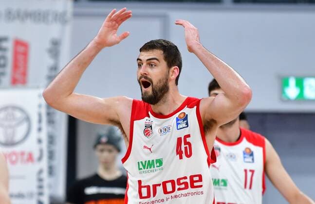 BAMBERG 04 05 2021 Basketball easycredit 1 Basketball Bundesliga 33 Matchday Brose Bamberg vs Giessen 46ers David Kravish 45, Brose Bamberg dissatisfied with referees decision Photo Hans Martin Issler isslerimages Brose Bamberg vs Giessen 46ers
