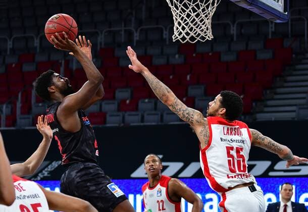 BAMBERG 04 05 2021 basketball easycredit 1 basketball Bundesliga 33 matchday Brose Bamberg vs Giessen 46ers Isaac Brandon Hamilton 2, Giessen 46ers throws against Tyler Larson 55, Brose Bamberg photo Hans Martin Issler isslerimages Brose Bamberg vs Giessen 46ers