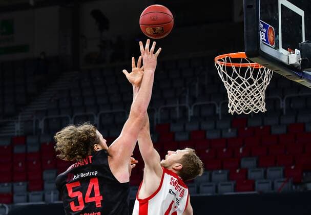 BAMBERG 04 05 2021 Basketball easycredit 1 Basketball Bundesliga 33 matchday Brose Bamberg vs Giessen 46ers John Bryant 54, Giessen 46ers throws against Christian Sengfelder 43, Brose Bamberg photo Hans Martin Issler isslerimages Brose Bamberg vs Giessen 46ers